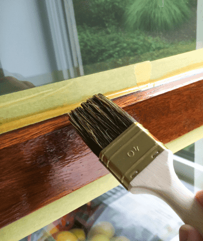Att olja in fönster innan fönstermålning motverkar sprickor i träet.