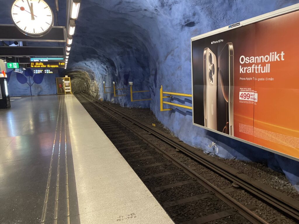 Blå linje på T-centralen målas om av Bröderna Siljendahls