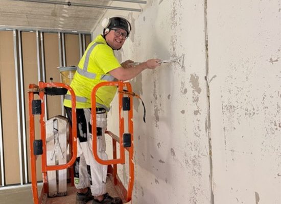 Olle Halldin, inhyrd av bygget att laga och lappa tak samt väggar inför vår målning.